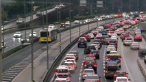İstanbul'da Pazar Kısıtlamasına Saatler Kala Trafik Yoğunluğu
