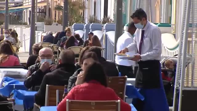 Los valencianos celebran al sol la vuelta a las terrazas