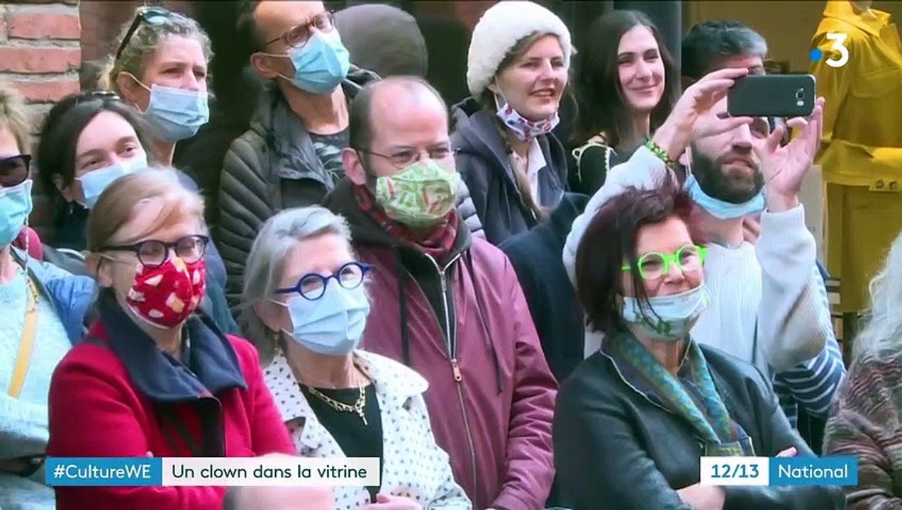 Covid-19 : un clown fait le show dans les rues de Toulouse