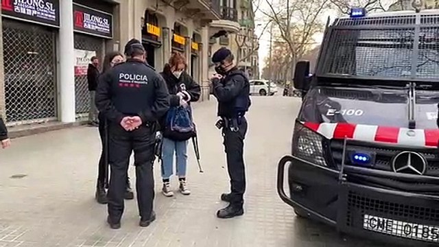Els Mossos escorcollen als manifestants que arriben a la plaça Tetuan