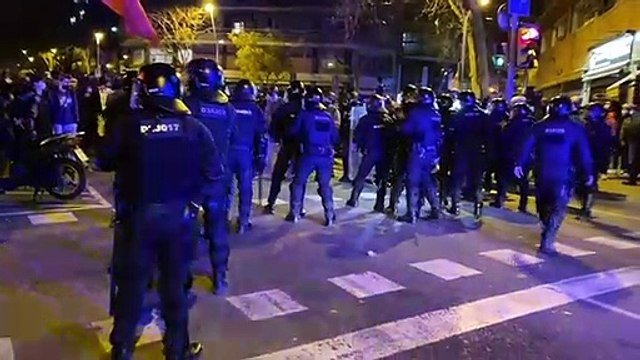 Els manifestants mouen la línia policial / Guillem Ramos