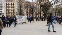 500 personas claman en Barcelona a favor de Pablo Hasel y lanzan objetos a los Mossos