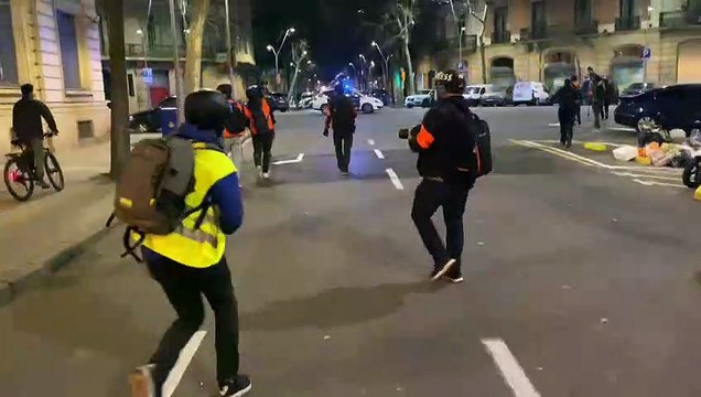 Un grup de manifestants intenta atacar uns cotxes dels Mossos /Marc Ortín