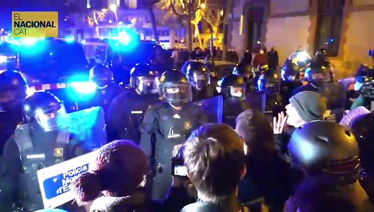 Els manifestants fan recular els Mossos a Roger de Flor