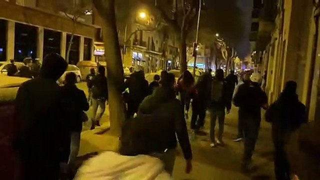 Tensió entre els manifestants i els joves esvalotadors / Guillem Ramos