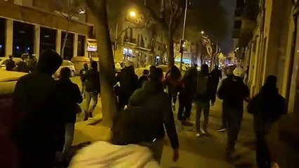 Tensió entre els manifestants i els joves esvalotadors / Guillem Ramos