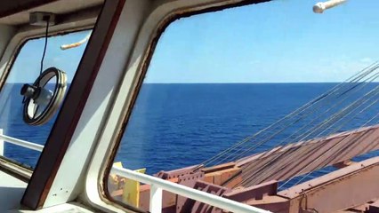 Dev gemi ile seyir yaparken köprü üstünden görünüm