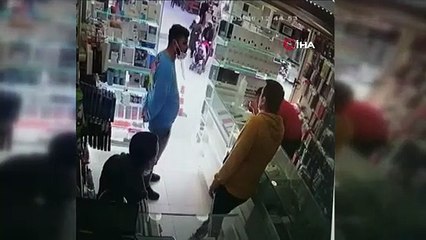 Cep telefonu bataryası bomba gibi patladı