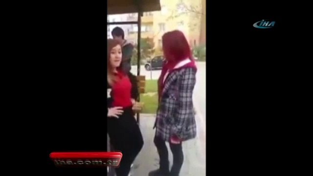 Kızlar kavga etti erkekler bahis oynadı!