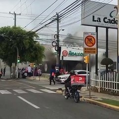 Fuego afecta farmacia Los Hidalgos en la Lincoln