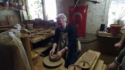 Arif Susam hem çömlek yaptı hem de şarkı söyledi