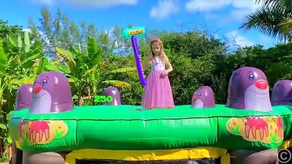 ناستيا تلعب بدُمى الظل والعاب مضيئة