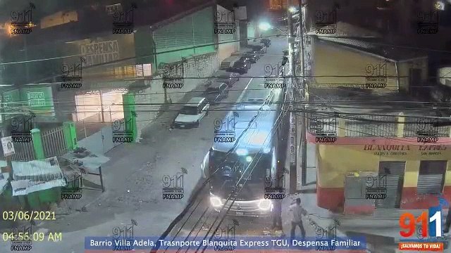 Cámara de seguridad del 911 Honduras capta el momento cuando supuesto gatillero de la Pandilla 18 atenta contra operario de una ruta de transporte en Comayagüela