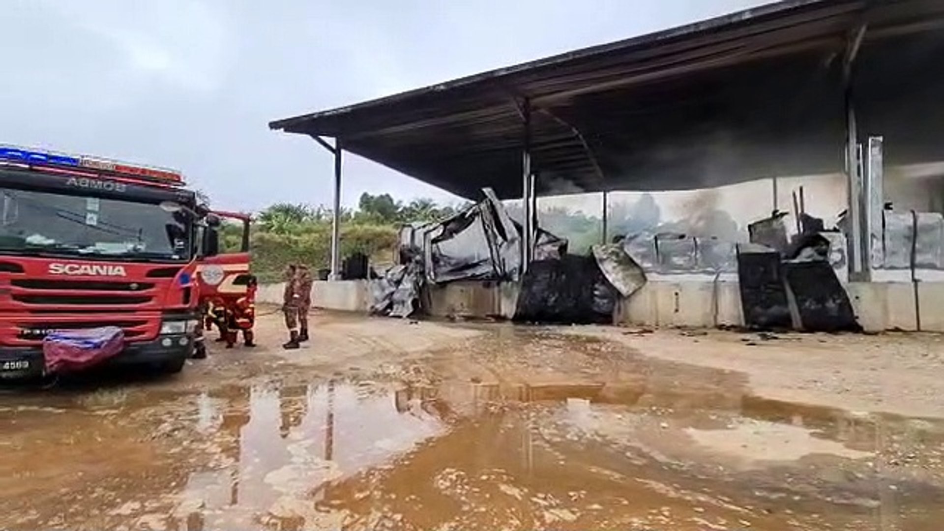 劳勿双溪兰榴槤加工厂 凌晨发生严重火灾