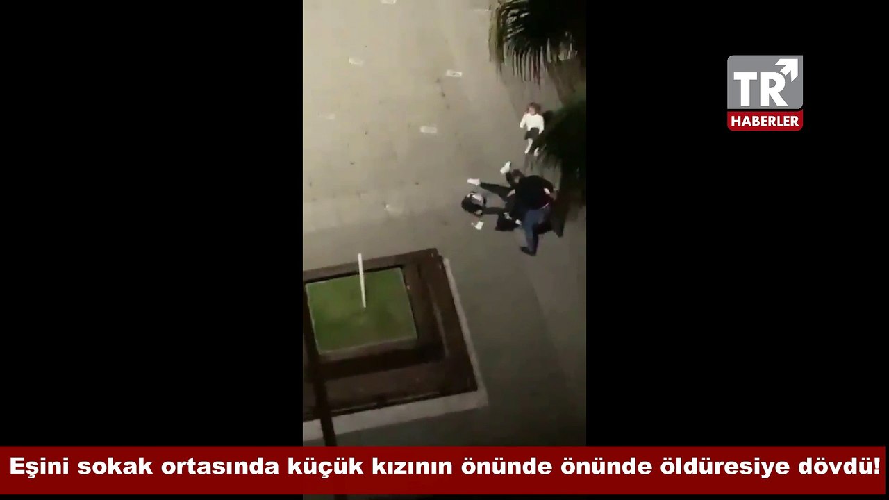​Eşini sokak ortasında küçük kızının önünde önünde öldüresiye dövdü!