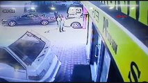 Bayrampaşa'da otomobilin çarptığı panelvan dükkana aldı