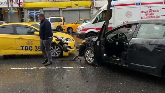 Şişli’de takla atıp yan yatan aracı vatandaşlar düzeltti