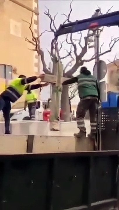 El separatismo quita la cruz de los cristiano de San Vicente de Montalt (Barcelona)