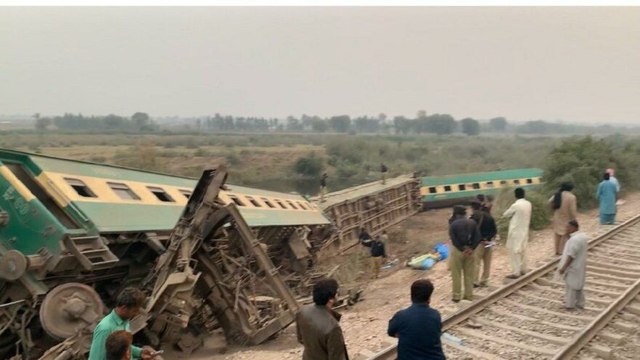 Pakistan'da yolcu treni raydan çıktı