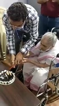 बुजुर्ग महिला के 100वें जन्मदिन पर लगा कोरोना का टीका, वीडियो में देखिए वैक्सिनेशन सेंटर पर कैसी हुई पार्टी