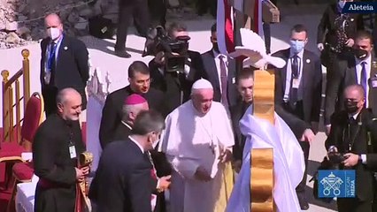 El Papa frente a la placa conmemorativa de los caídos por la guerra