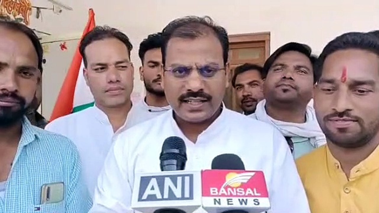 शाजापुर में कांग्रेस कार्यकर्ताओं ने रेलवे स्टेशन पर जाकर ट्रेन के सामने किया प्रदर्शन