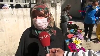 Çiçek satarak kızını Oxford'da okutuyor