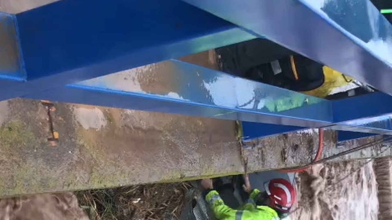 Los bomberos del CEIS en Águilas (Región de Murcia) rescatan a un conductor cuando su coche era arrastrado al mar.