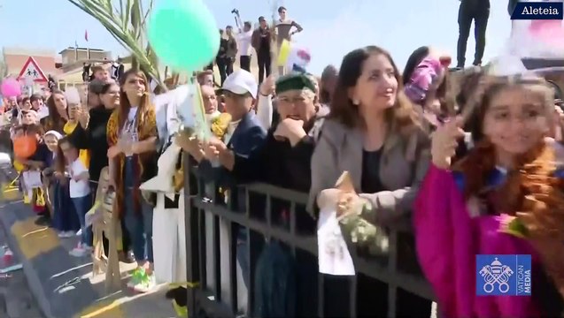 Le pape François arrive à Qaraqosh, la foule en liesse