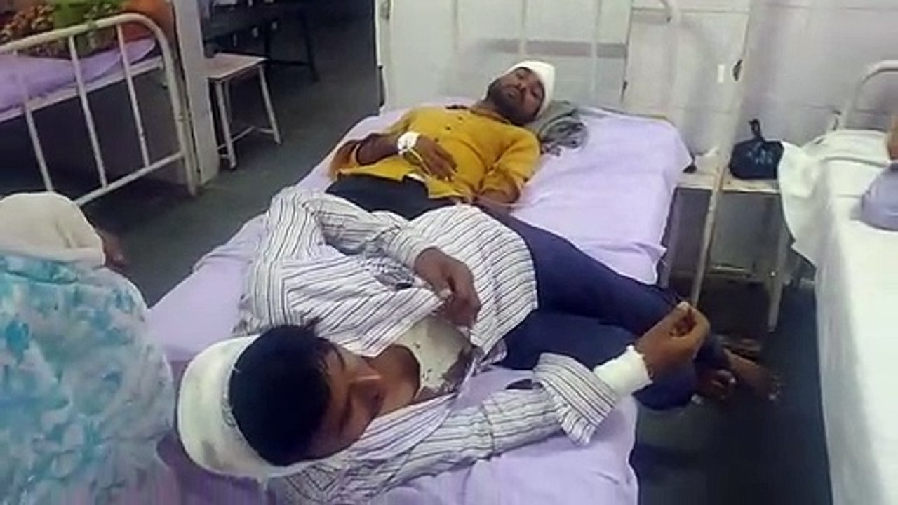 धारदार हथियार से दबंगों द्वारा हमला जिला अस्पताल में भर्ती