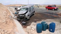 ELAZIĞ - Trafik kazasında yaralananları taşıyan ambulans, beton mikseri ile çarpıştı