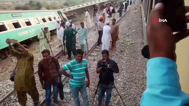 - Pakistan'da yolcu treni raydan çıktı: 1 ölü, 40 yaralı