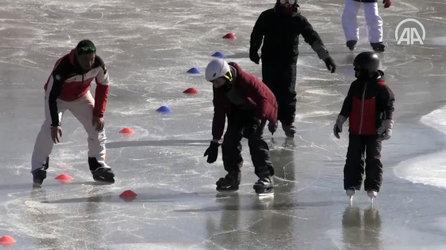 Kayak sporcusu çocuklar donan Ardıçlı Gölü'nde buz pateni keyfi yaptı