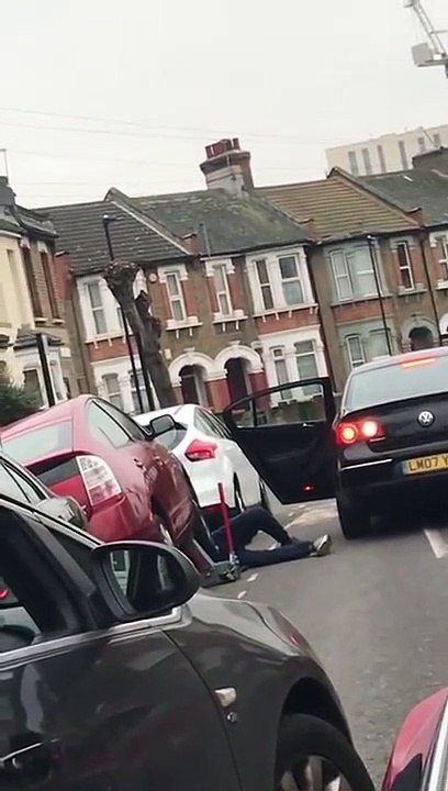 En plein jour, il se glisse sous une voiture pour voler des pièces du moteur