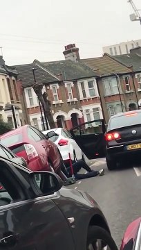 En plein jour, il se glisse sous une voiture pour voler des pièces du moteur