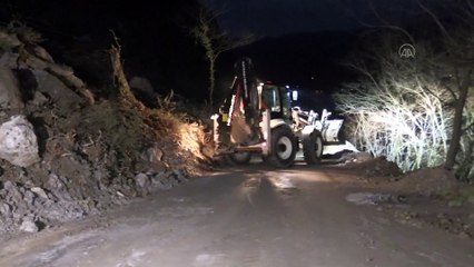 DÜZCE - Mesire alanı yolunda toprak kayması meydana geldi