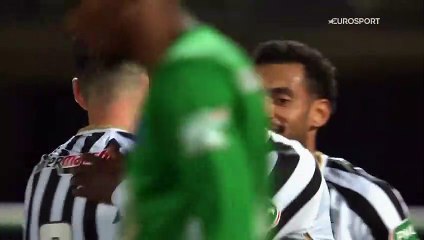 Pas attaqué, Amadou frappe à l'entrée de la surface et fait mouche