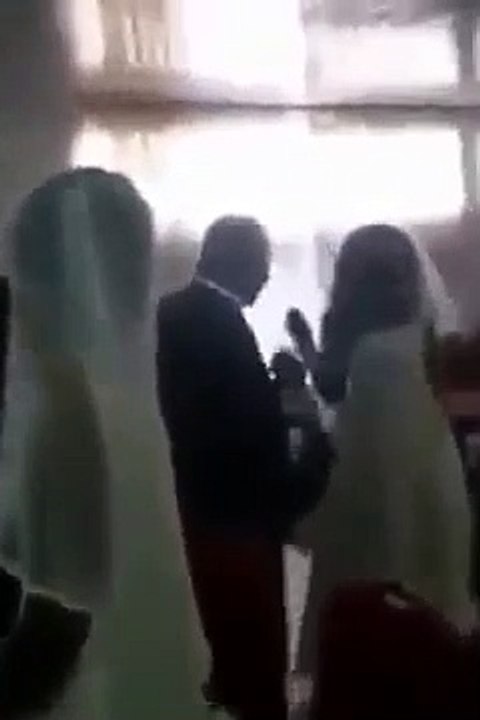 Amante invade casamento com vestido igual ao da noiva