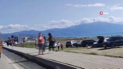 Hatay’da yasaksız ilk pazarda sahillere akın ettiler