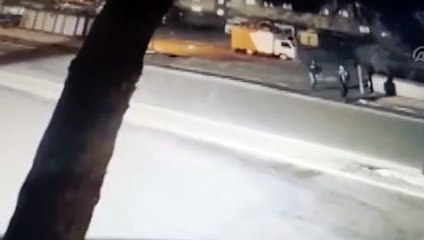 Polise atacağı bomba elinde patladı