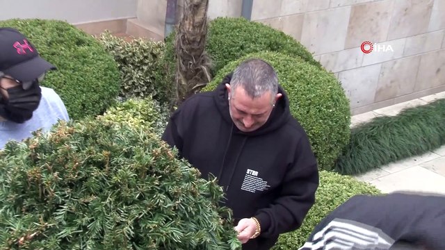 Ünlü komedyen Cem Yılmaz’ın Beşiktaş Levent Caddesi Alt Zeren Sokak'taki lüks evinde yangın çıktı. Olay yerine itfaiye ekipleri sevk edilirken Yılmaz, olaya yangın tüpü ile müdahale etti.