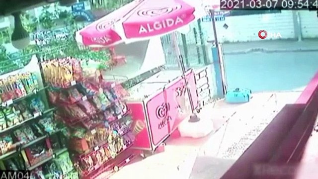 Rüzgarla ilerleyen cips standı, peşine market sahibini de taktı...O anlar kamerada