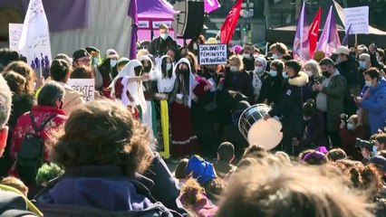 Ημέρα της Γυναίκας: Διαδηλώσεις, πορείες και λουλούδια