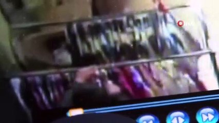 İş Yeri Sahibinin İçeride Olduğu Anda, İnceler Gibi Yaptığı Ürünleri Çalıp Götürdü