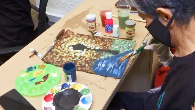 Pacientes con hipertensión y esclerosis pintan para sobrellevar su enfermedad