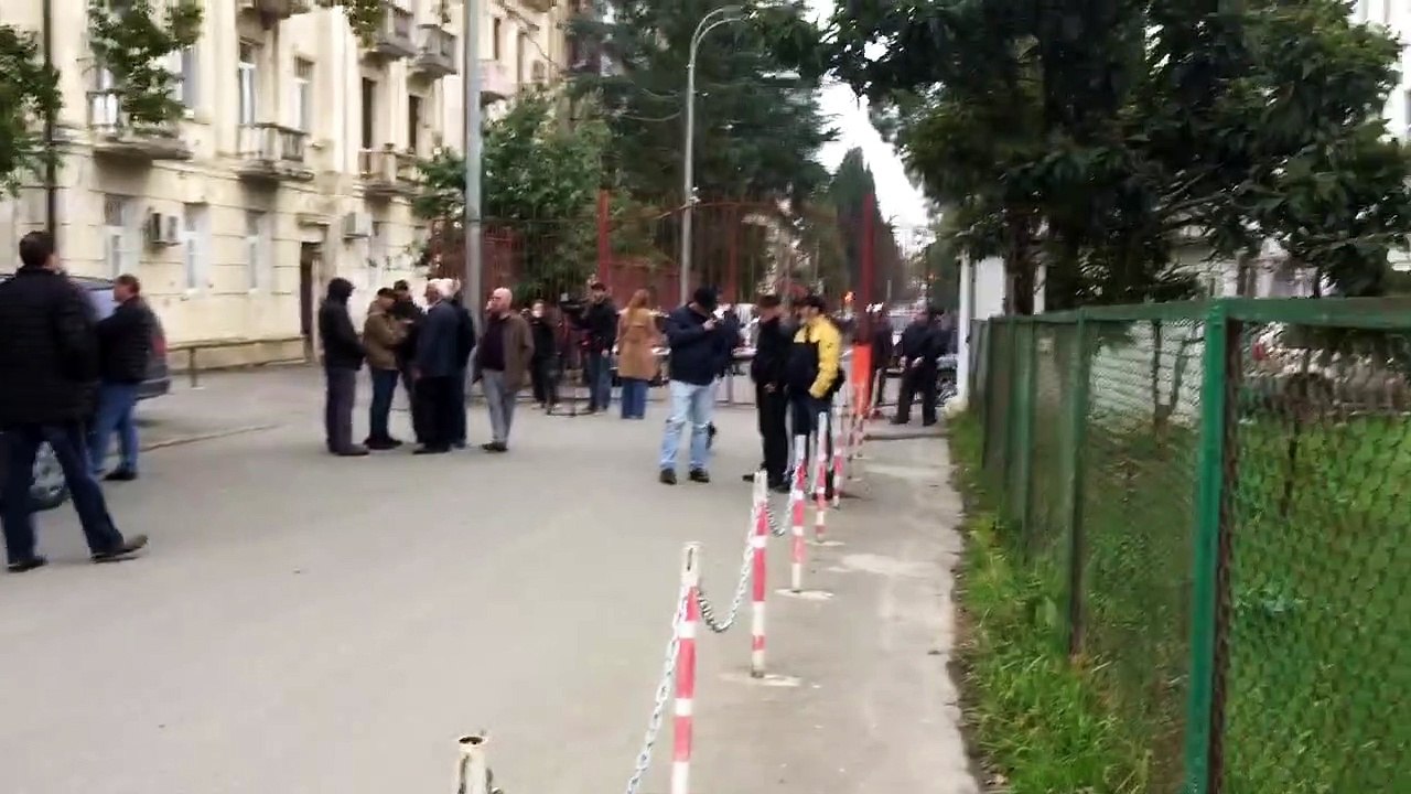 У здания СГБ собираются родственники Ахры Авидзба - 06.03.2021