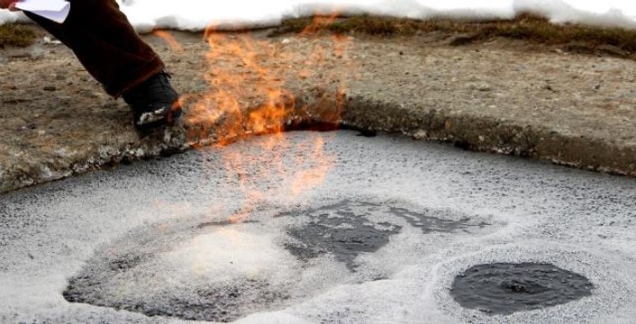 Erzurum'daki yanan su görenleri şaşkına çeviriyor