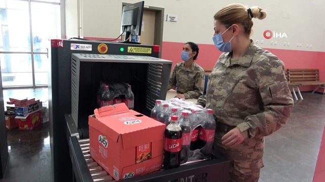 Kahraman güvenlik korucusu kadınlar görev başında