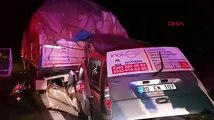 TIR'a arkadan çarpan hafif ticari araçtaki 3 kişi öldü