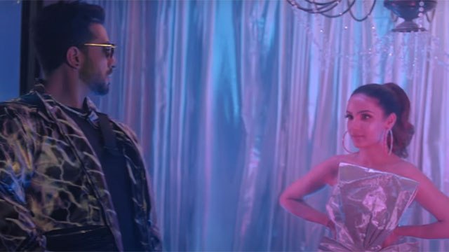 Jasmin Bhasin को Tera Suit में देख ये बोले Aly Goni ; Tony Kakkar भी हुए हैरान ! | FilmiBeat